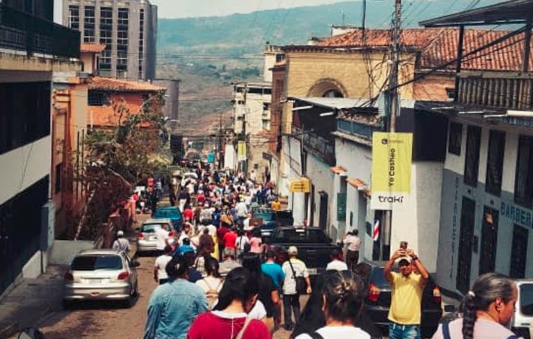 Joven liberado en Táchira relató cómo fue abordado por sujetos armados durante una protesta (VIDEO)
