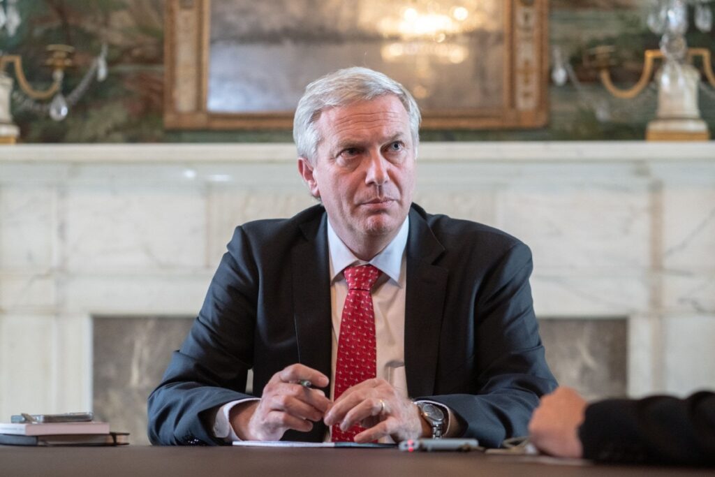Kast propone venta de bienes de migrantes irregulares expulsados del país