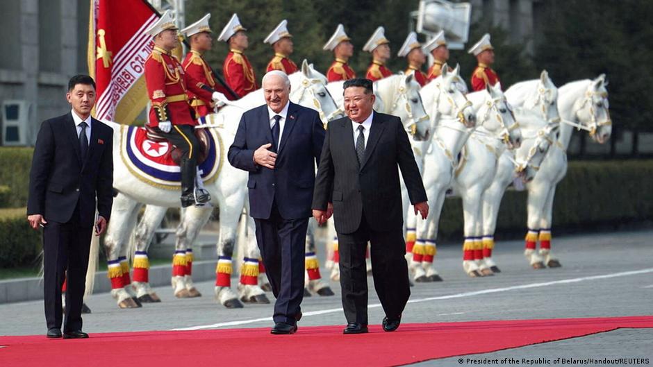 Kim Jong-un recibe a Alexander Lukashenko en Piongyang