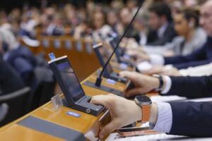 La Eurocámara endurece posición sobre retornos y valida los centros de deportación, tras pacto del PPE con ultraderecha | europapress.es
