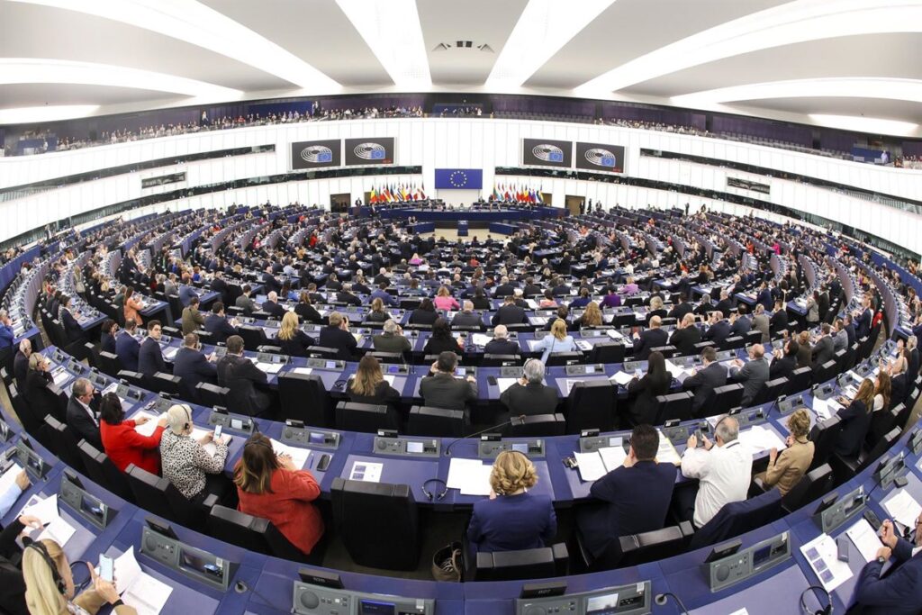 La Eurocámara endurece su posición sobre los retornos tras pactar el mandato el PPE con la ultraderecha