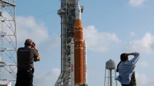 La NASA prepara la cuenta atrás para la primera misión tripulada a la Luna en medio siglo: “Esto va en serio” – AlbertoNews