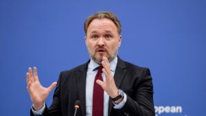 La UE llama a los gobiernos a tomar medidas para reducir la demanda de petróleo ante la guerra en Oriente Medio | elperiodico.com