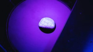 La inteligencia artificial se está volviendo demasiado cara de sostener y este nuevo chip inspirado en el cerebro humano podría ser una de las soluciones más serias hasta ahora