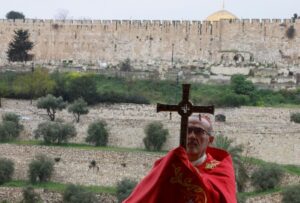La policía israelí impidió al patriarca latino celebrar misa en el Santo Sepulcro: Israel dijo que fue por “seguridad” – AlbertoNews