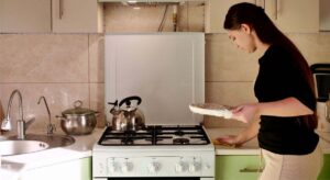 La psicología dice que las personas que limpian mientras cocinan, en lugar de dejar todo para el final, tienden a mostrar estos 4 rasgos distintivos