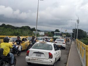 Larga fila para retornar a San Antonio