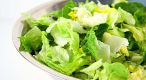 Las hojas lechuga duran el doble de tiempo crujientes en la nevera introduciéndolas en un recipiente de cristal envueltas papel absorbente