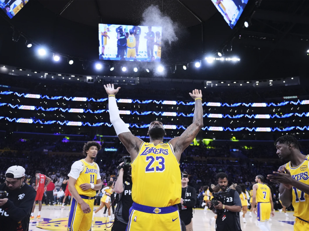 LeBron James brilla con nuevo récord