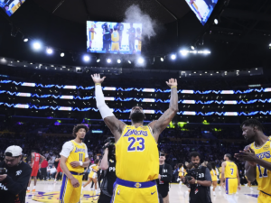LeBron James brilla con nuevo récord