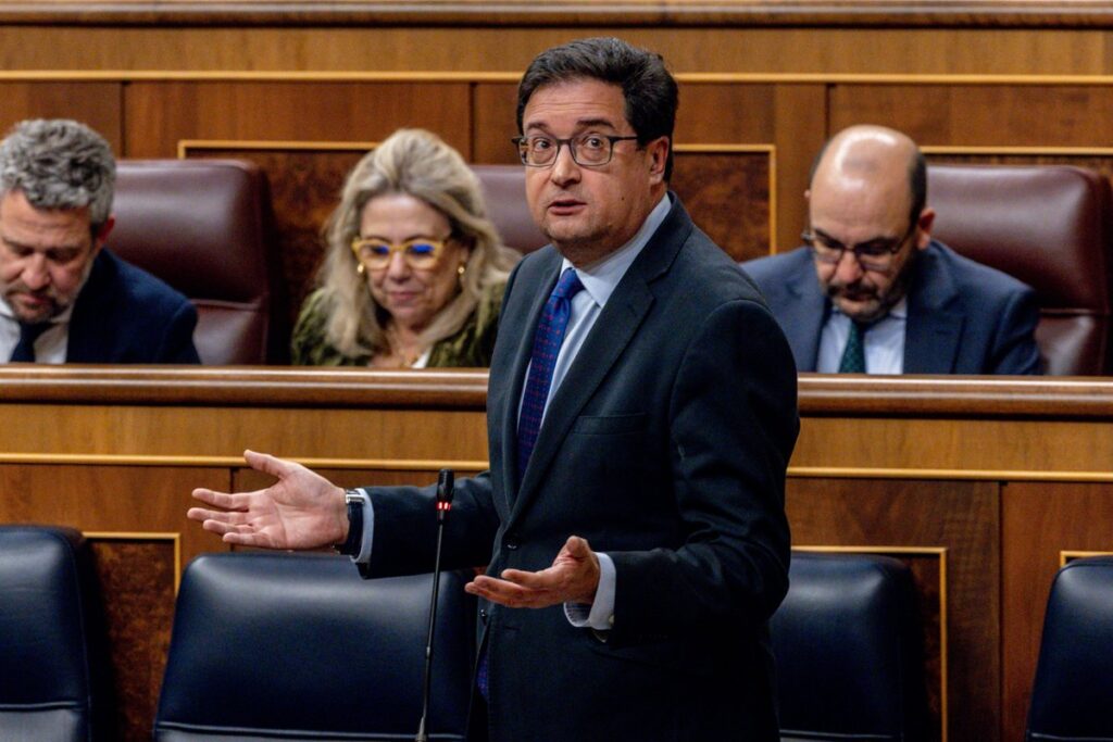 López avanza que en la primera quincena de abril se pondrá en marcha la jornada de 35 horas en la Administración General