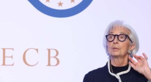Los analistas comienzan a ‘comprar’ las subidas de tipos del BCE, pero también fuertes recortes para cuando pase la guerra
