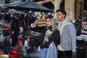Los iraníes desafían a las bombas y la lluvia para celebrar el año nuevo persa | elperiodico.com
