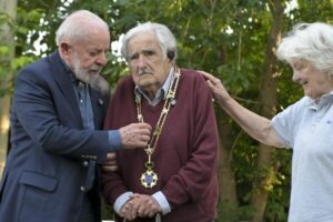 Lula entrega un honoris causa póstumo a Mujica y cumple el deseo de su «hermano» uruguayo – AlbertoNews