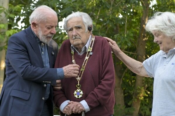Lula entrega un honoris causa póstumo a Mujica y cumple el deseo de su «hermano» uruguayo - AlbertoNews