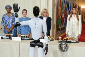 Melania Trump aparece acompañada de un robot humanoide en una cumbre sobre infancia y tecnología en la Casa Blanca | elperiodico.com