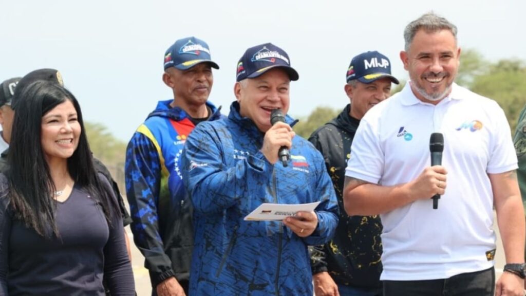 Mientras el chavismo dice "no somos ricos", Diosdado Cabello pasea en lujosa camioneta por Anzoátegui (Video)