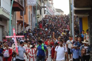 Migrantes recrean un viacrucis para visibilizar la crisis migratoria en el sur de México – AlbertoNews