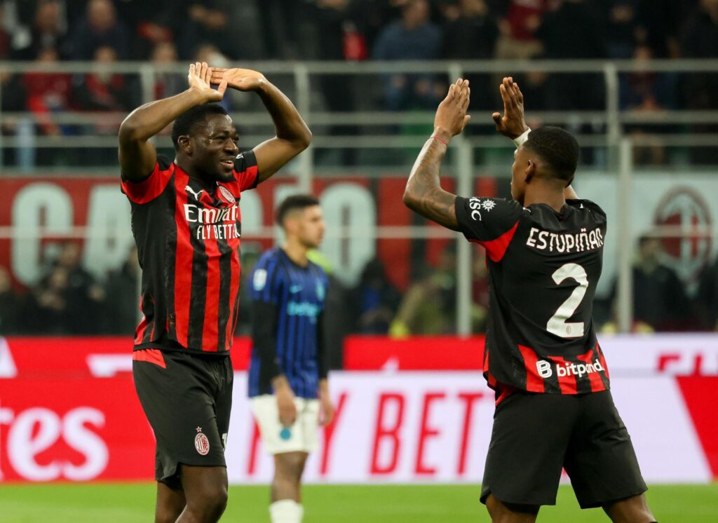 Milan golpeó al Inter en el derbi para mantener vivo el sueño del Scudetto