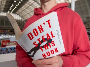 Miles de escritores firman libro en blanco para protestar contra el robo perpetrado por la IA