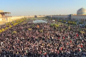Miles de iraníes toman las calles para llorar al ayatolá Jamenei | europapress.es