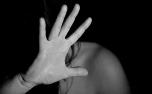 Motivado por los celos sujeto golpeó a su novia adolescente