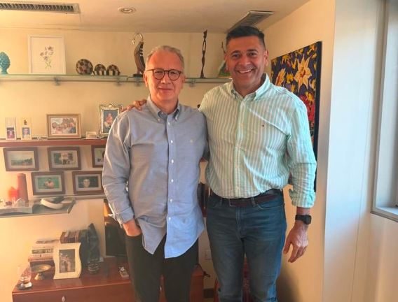 No debería estar preso en su propia casa: Freddy Superlano visitó a Perkins Rocha