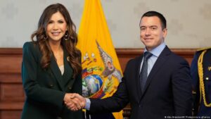 Noboa condecora a exjefa de masivas deportaciones en EE.UU.