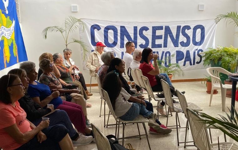 Organizaciones comunitarias debaten estrategias para la conquista de la democracia