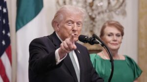 PETRÓLEO IRÁN | Estados Unidos autoriza temporalmente la venta de petróleo iraní varado en el mar