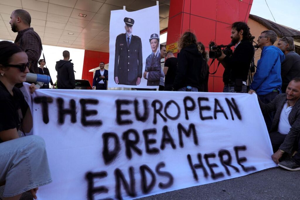 Un grupo de activistas por los derechos civiles se reúne para protestar tras la llegada al puerto de Shengjin, en Albania, del primer grupo de migrantes interceptado en aguas italianas