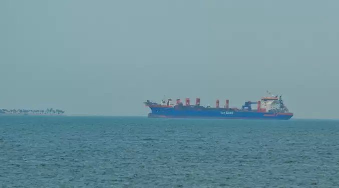 Pekín confirma que tres buques chinos cruzan estrecho de Ormuz