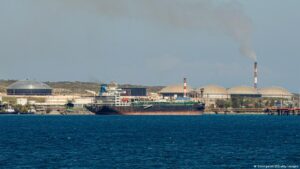 Petrolero ruso lleva crudo a Cuba, según rastreadores