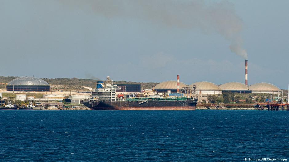 Petrolero ruso lleva crudo a Cuba, según rastreadores