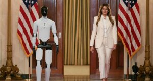 Por primera vez un robot hace de escolta de la primera dama de Estados Unidos