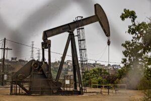 Precio del barril de petróleo superó nuevamente los 100 dólares por el conflicto en Medio Oriente – AlbertoNews