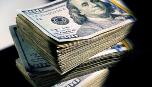 Precio del dólar del 24 de marzo roza los 460 bolívares