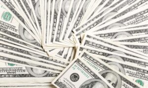 Precio del dólar del 27 de marzo da otro salto rumbo a los 470 Bs