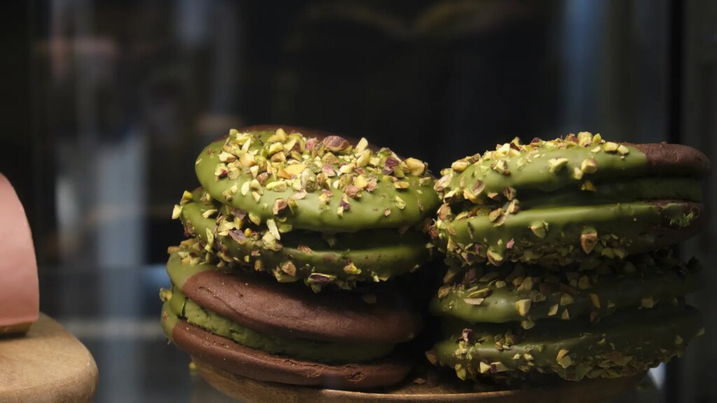 Receta de galletas de chocolate tipo brownie con relleno de pistacho: irresistibles y sabrosas
