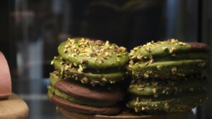 Receta de galletas de chocolate tipo brownie con relleno de pistacho: irresistibles y sabrosas