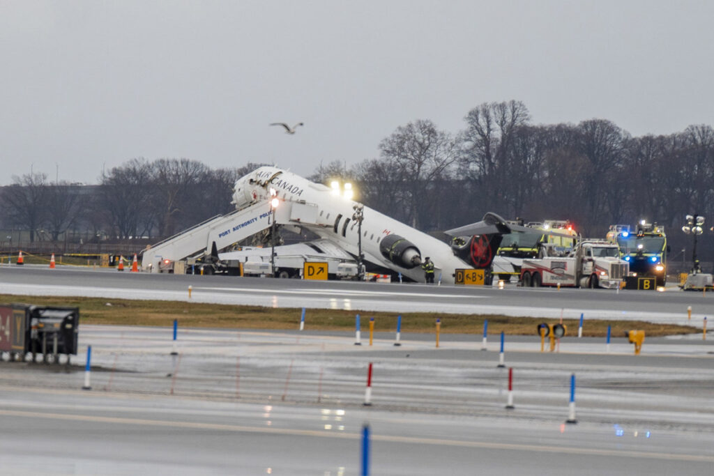 Recuperan la caja negra del avión que colisionó en Nueva York con un camión de bomberos