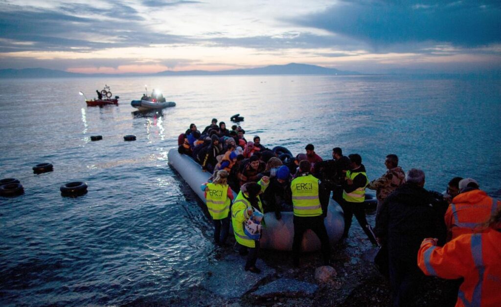Llegada de refugiados en una lancha neumática que ha zarpado de Turquía hacia la isla griega de Lesbos, cerca de la ciudad portuaria de Mitilini