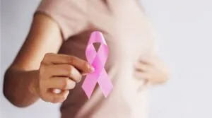 Revelan por qué el riesgo de cáncer de mama aumenta tras la menopausia