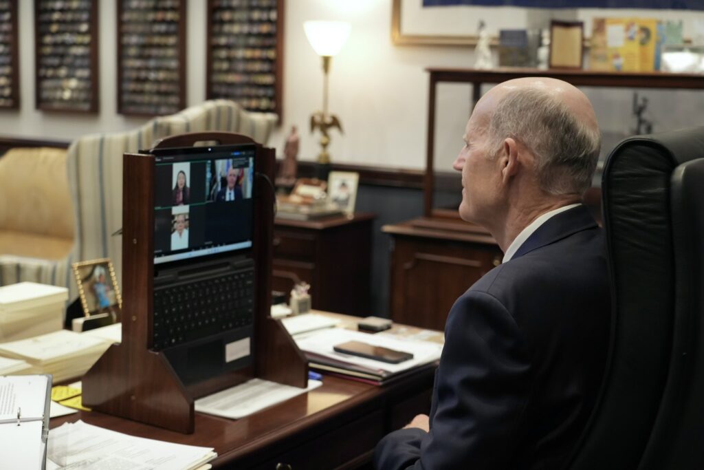 Rick Scott presiona por una transición en Venezuela tras hablar con Juan Pablo Guanipa y María Oropeza