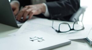 Riesgos jurídicos, económicos e institucionales derivados de la supresión de la exigencia de documento público en la transmisión de participaciones sociales