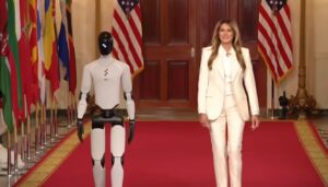 Robot humanoide acompañó a Melania Trump en la bienvenida a líderes mundiales de una cumbre educativa