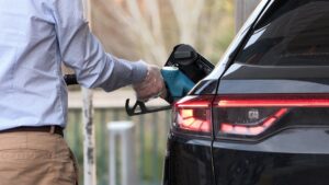 Sánchez anuncia la rebaja del IVA de la electricidad, el gas, la gasolina y el gasóleo al 10% | europapress.es