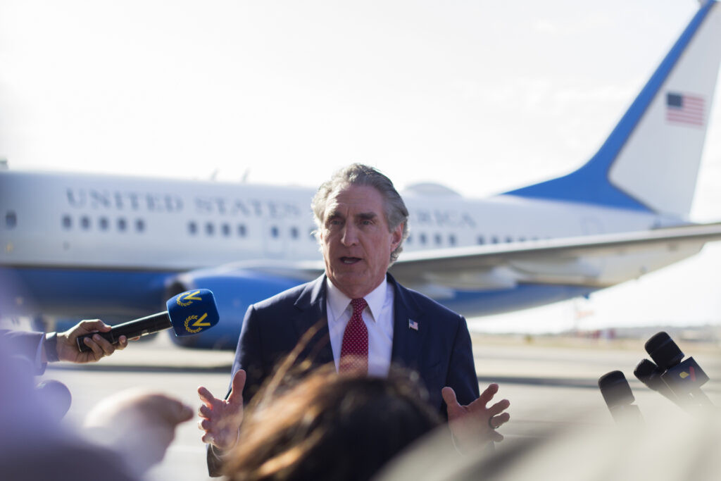 Secretario de Interior de EE UU sobre su visita a Venezuela: “Ven al presidente Trump como a Simón Bolívar"