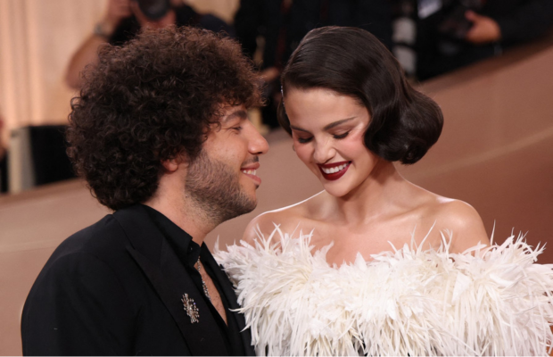 Selena Gomez genera controversia tras besar los pies de Benny Blanco 