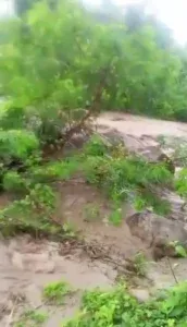 Sin paso hacia Las Cumbres y La Vega por crecida de la quebrada La Mulata